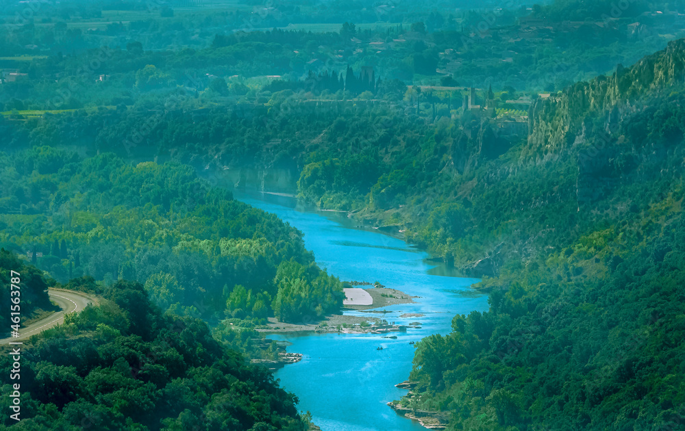 Vue des gorges de l'Ardèche près de Vallon Pont d'Arc, site touristique en Ardèche, Sud de la France.