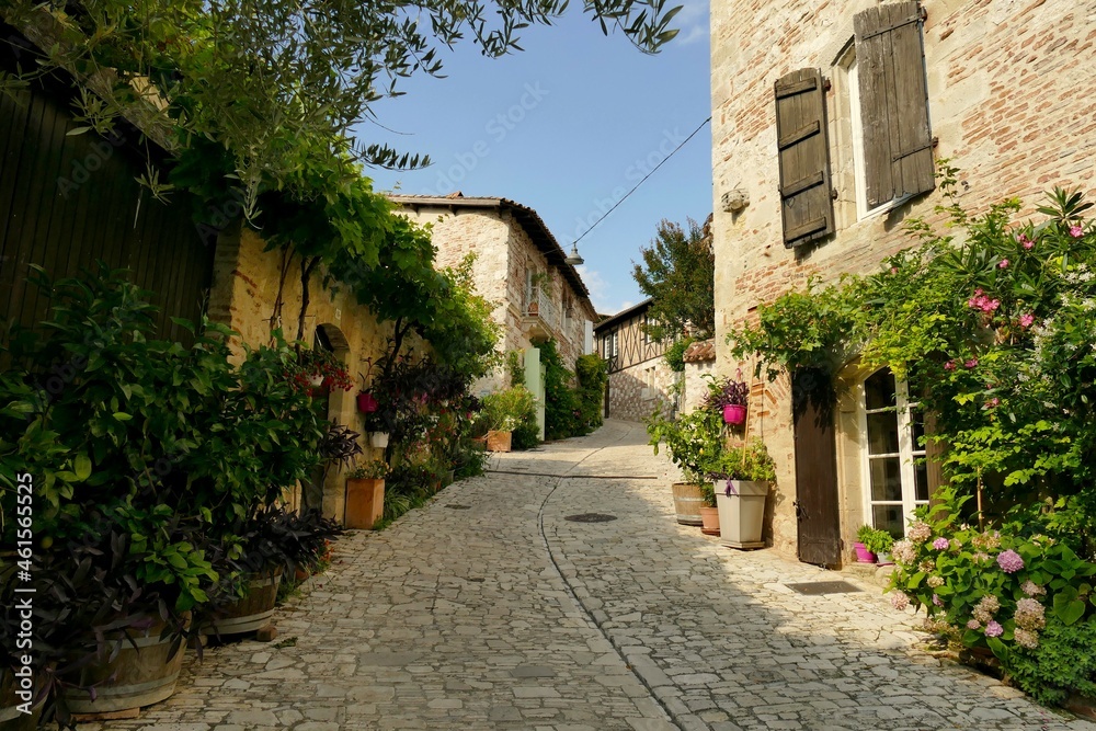 Rue pavée dans le village médiéval de Penne-d’Agenais