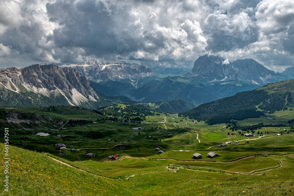 Panorama da Seceda verso Val Gardena (Dolomiti-Italy)