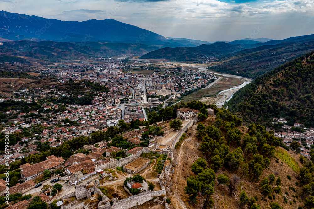 Naklejka premium Berat Castle in Albanien | Luftbildaufnahmen vom Berat Castle in Albania