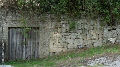 Fototapeta Naklejka Na Ścianę i Meble -  wooden door of a ruined house