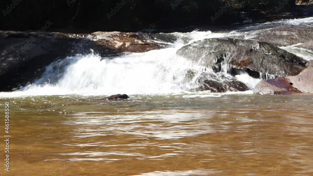 Linda cascata com água corrente na natureza.