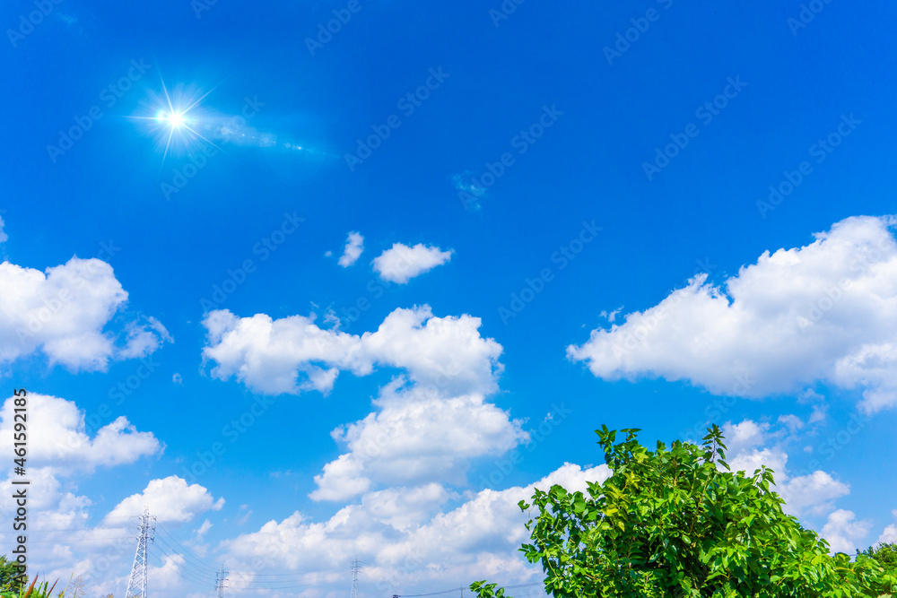 太陽の日差しと爽やかな青空と雲の背景素材_o_05