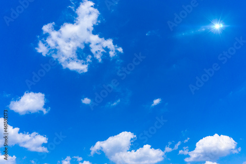 太陽の日差しと爽やかな青空と雲の背景素材_o_03