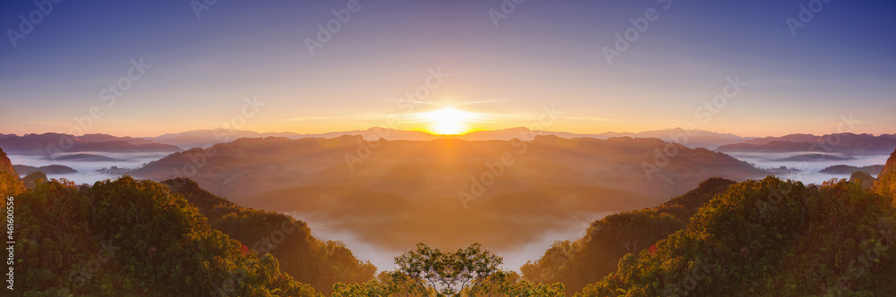 Naklejka premium Beautiful panorama aerial view landscape sunbeam with fog at morning, Baan jabo viewpoint. Mae Hong Son, Baan JABO one of the most amazing Mist in Thailand.