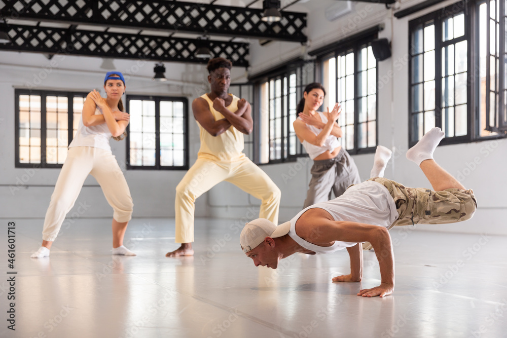 Obraz premium International dancers preparing their hip-hop performance