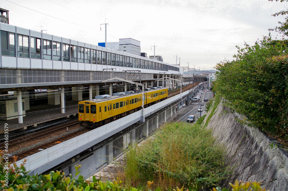 Naklejka premium 福山駅をバックに走る福塩線の列車
