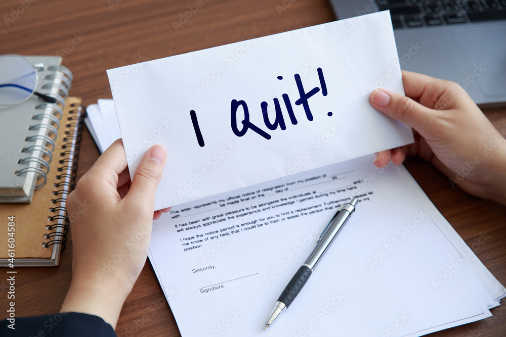 Close up woman hands holding a piece of paper of I quit the job. Quit Job  Motivation aspiration Concept. foto de Stock | Adobe Stock