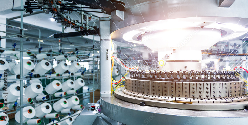 Φωτογραφία Textile industry - yarn spools on spinning machine in textile factory