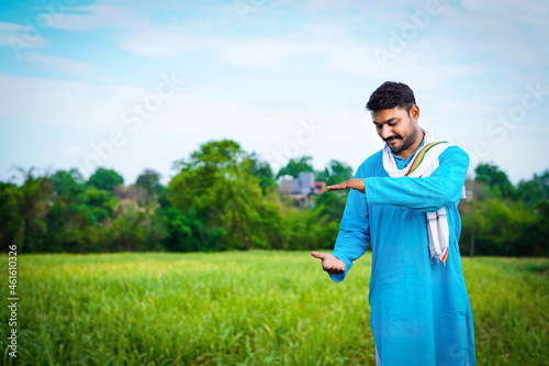 Indian farmer empty handed to put the product, Indian farmer in the sugarcane field