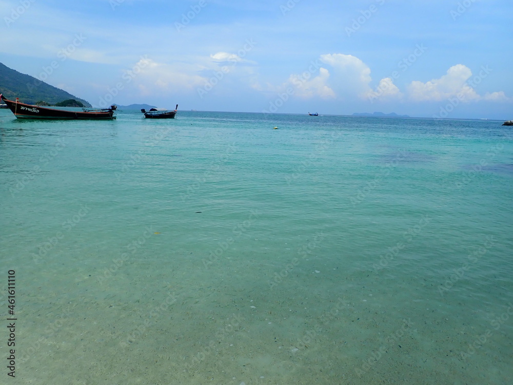 Obraz premium タイ リペ島のサンライズビーチ