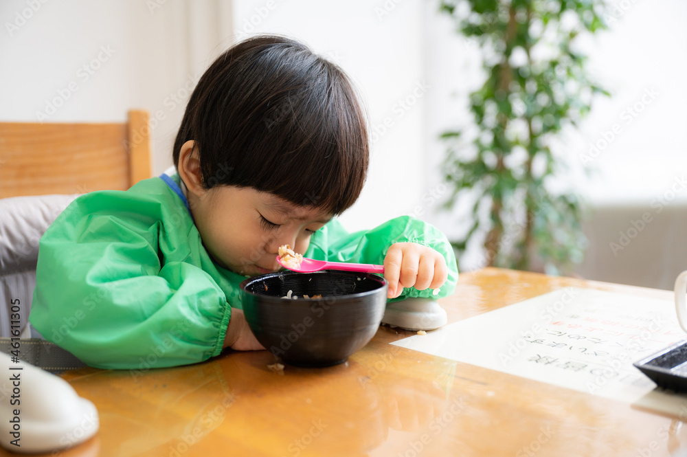 遊び疲れてご飯の最中に寝落ちするかわいい幼児 遊び疲れてご飯の最中に寝落ちするかわいい幼児