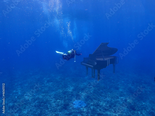 沖縄・石垣島の海底でピアノを弾く？