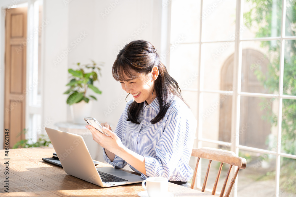 スマホをタップする見る美しい日本人女性2 ビジネス コピースペースあり スマホをタップする見る美しい日本人女性2 ビジネス コピースペースあり