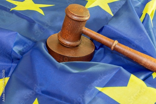 Symbolbild: Richterhammer auf einer Flagge der Europäische Union photo