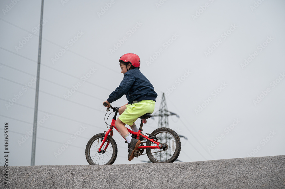 Obraz premium Young boy cycling pump track