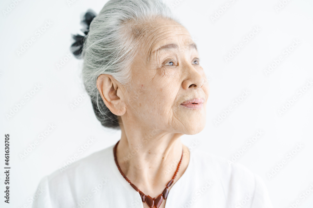 Obraz premium 白髪の女性のポートレート