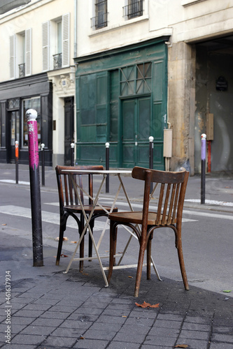 bistrotisch mit zwei stühlen an einer straße in paris © kristina rütten