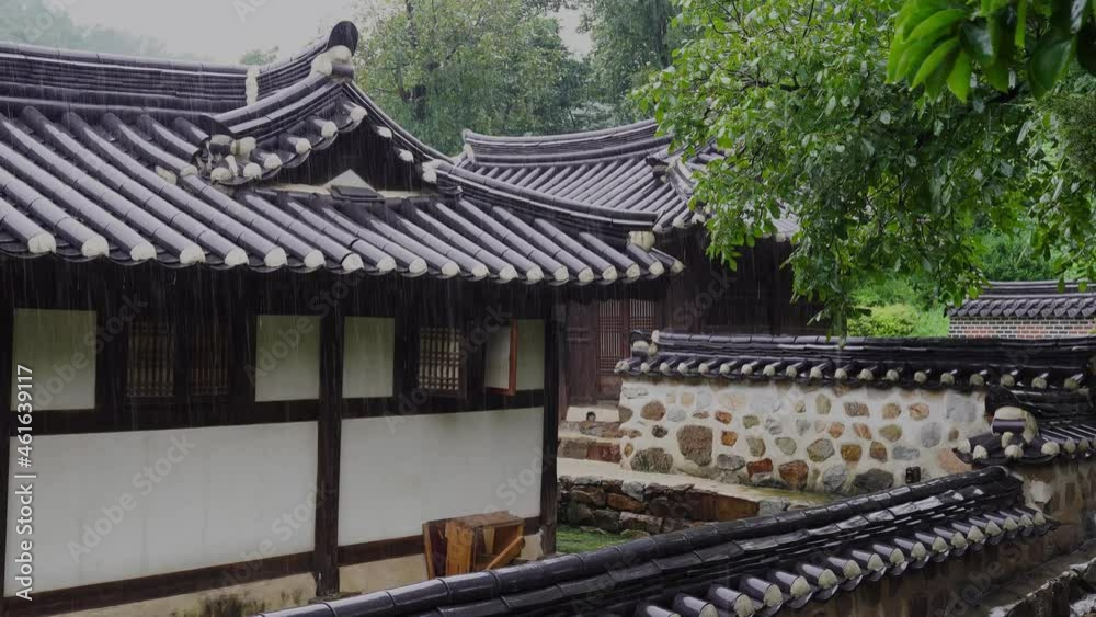 The sound of rain falling on a beautiful traditional Korean-style house The sound of rain falling on a beautiful traditional Korean-style house