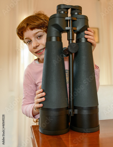 Bambina con binocolo, attrezzatura fotografia e ottica photo