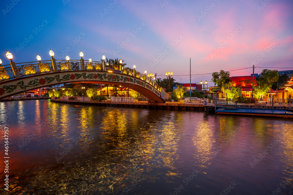 Naklejka premium Kampung Morten Bridge in Malacca at Dusk
