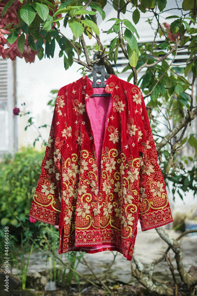 12-3-21, Jambi Indonesian : traditional dress for the groom. red and gold.