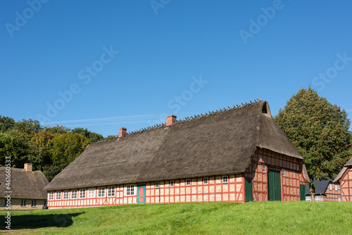 Mit Reet gedeckte Bauernkaten in einem Dorf in Schleswig-Holstein