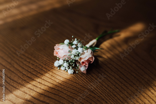 Prendido de novio. Ramo de flores pequeño para chaqueta de novio el día de su boda. Rayo de luz.