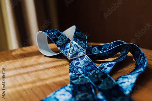 Tirantes de novio el día de su boda. para hombre azules con calaveras. Stock Photo | Stock