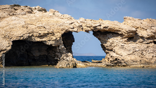 Une porte sur la mer originale faite par l'érosion de la mer