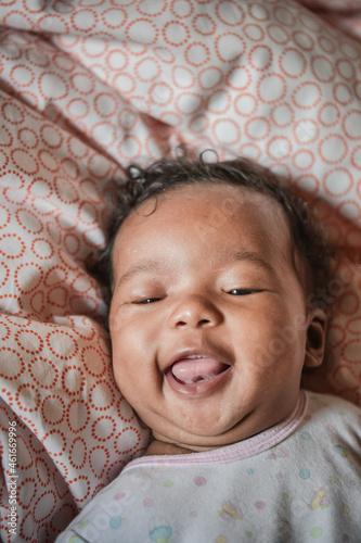 Baby afroamericana felice happy  sorrisi neonata photo