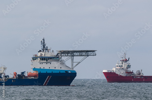 OFFSHORE SHIPS - Platform supply vessels at sea © Wojciech Wrzesień