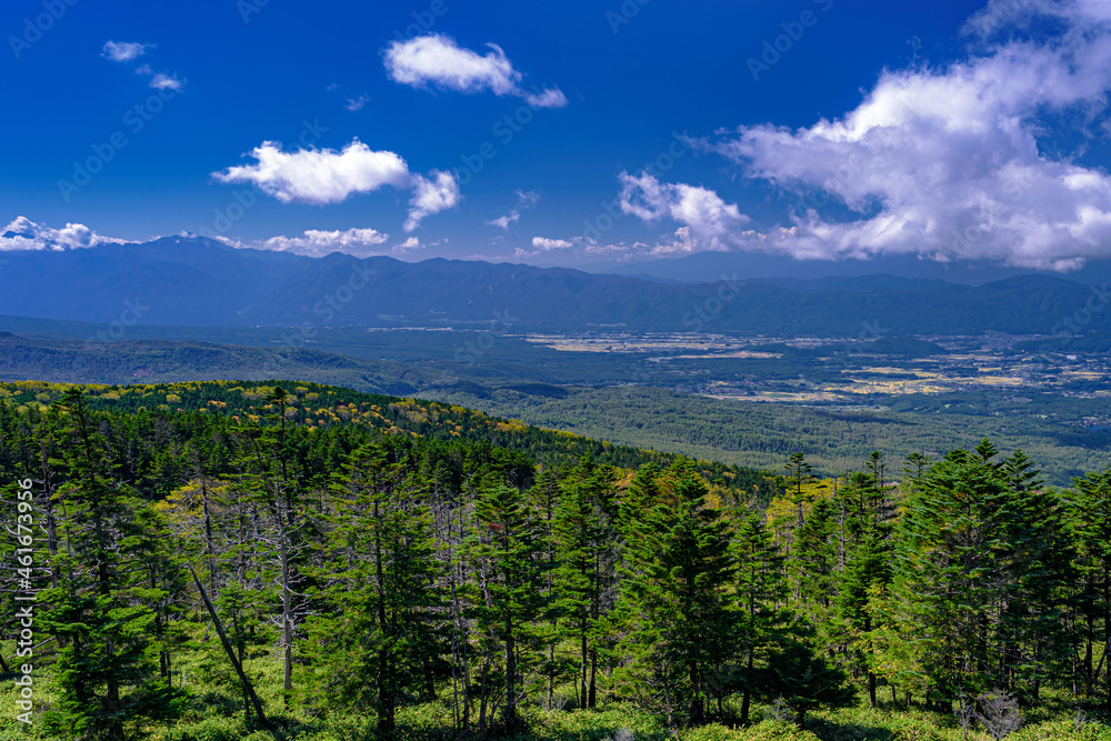 長野県・北横岳 初秋の登山道から眺める風景