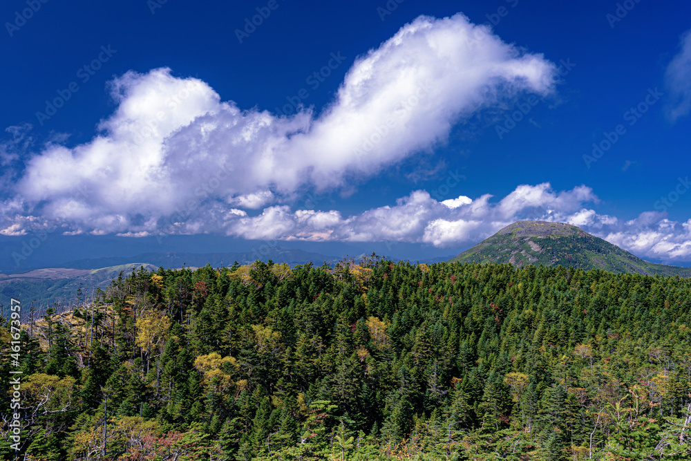 長野県・北横岳 初秋の山頂から眺める蓼科山の風景