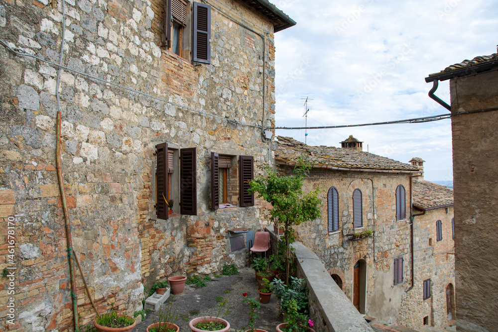 Terrasse an altem Haus in der Altstadt von San Gimignano