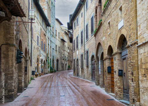 Leere Straße in der Altstadt von San Gimignano n einem Regentag