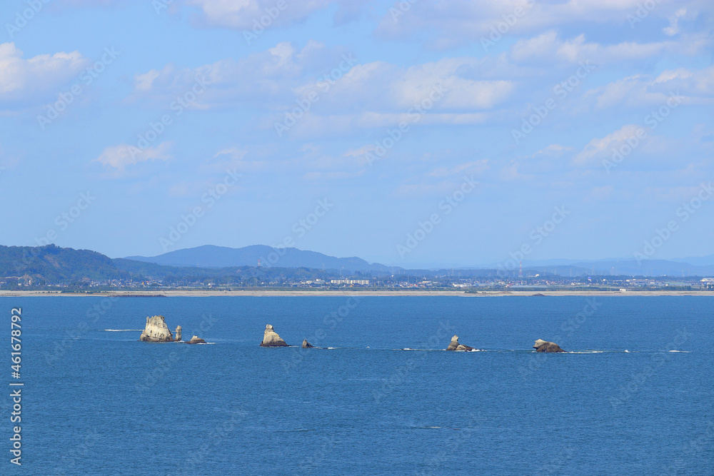 Obraz premium 嵯峨渓遊歩道から見た奥松島の嵯峨渓「かえる島」などの風景。宮城県東松島市宮戸。