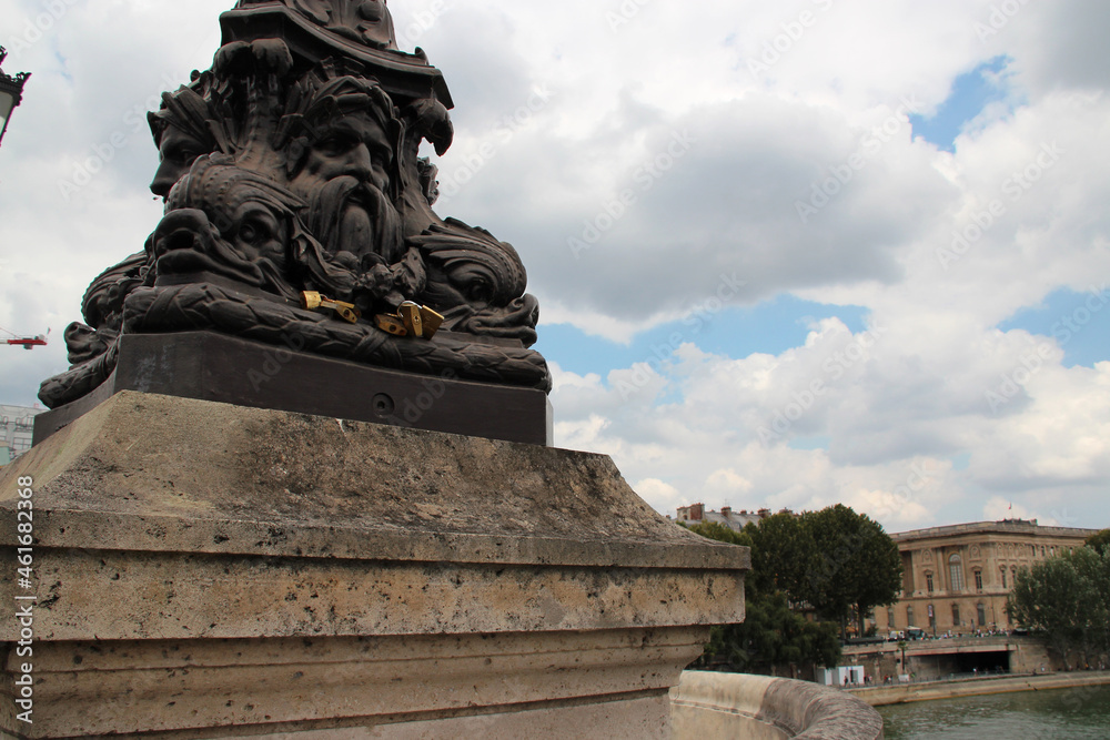 Obraz premium lamppost and padlocks at the pont neuf in paris (france) 