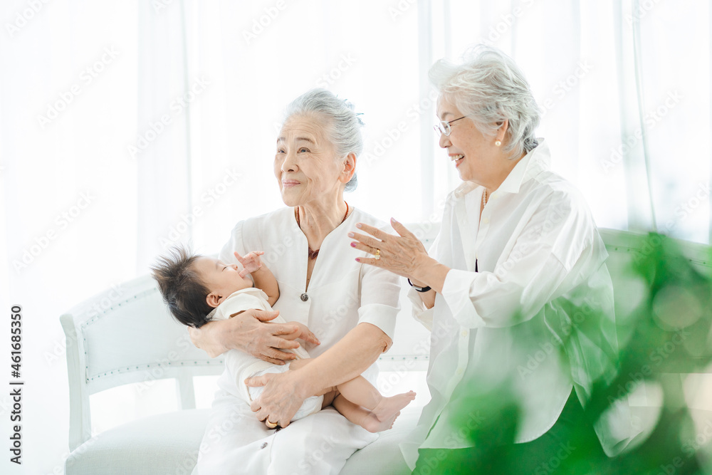 赤ちゃんを抱っこするシニア女性たち