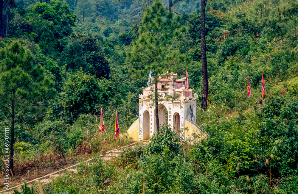 Eingescanntes Diapositiv einer historischen Farbaufnahme eines buddhistischen Pilgerwegs in Nordvietnam