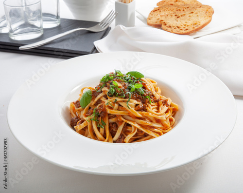 Delicioso plato de pasta con tómate, verduras y carne. Delicious pasta dish with tomato, vegetables and meat.