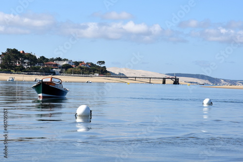 France, Aquitaine,  bassin d'Arcachon, le quartier et la jetée du Moulleau avec en arrière plan la dune du Pilat.