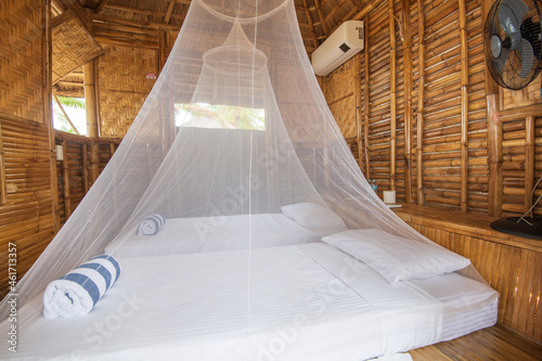 Φωτογραφία Hotel room in a rustic style with two canop beds