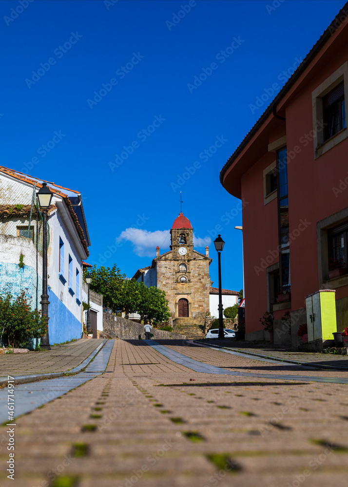 Vista de una calle de Torazo, pueblo de Asrturias del concejo de Villaviciosa.