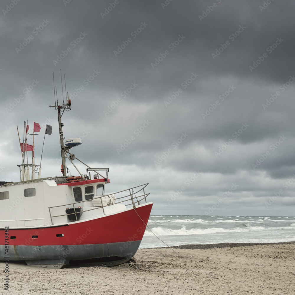 Fischerboot liegt bei Ebbe am Nordseestrand in Dänemark Fischerboot liegt bei Ebbe am Nordseestrand in Dänemark