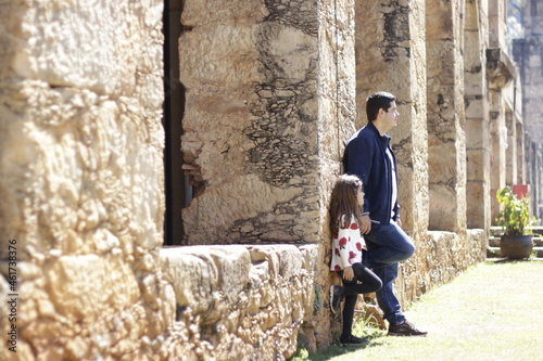 Pai e filha na serra do caraça em Minas Gerais
