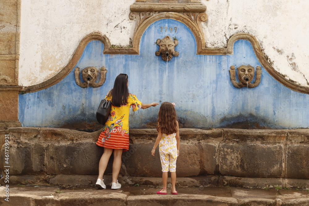 mãe e filha na fonte em tiradentes mãe e filha na fonte em tiradentes