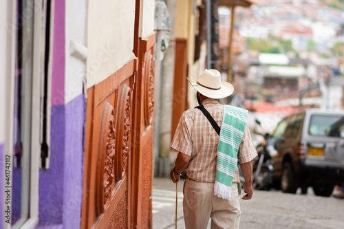 un campesino tradicional de Colombia caminando por las calles de un pueblo, Colombian Farmer  photo