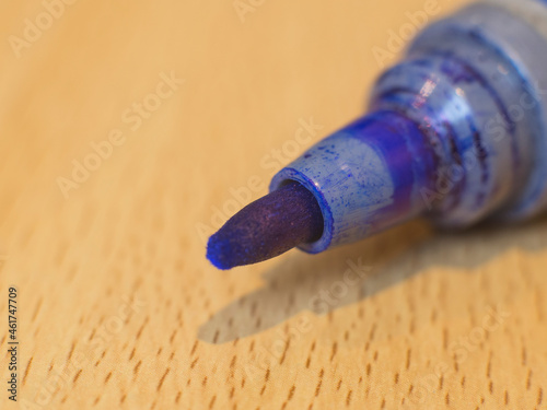 close-up picture of the head of the pen