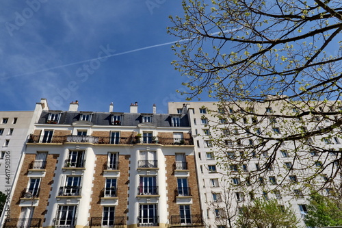 Façade d'Immeuble ancien parisien. Ciel bleu.